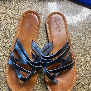 Universal thread- Black and Tan Sandals
